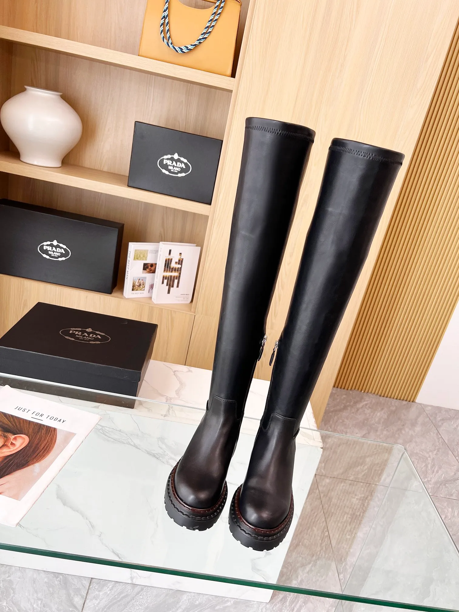 👟👟Ex-factory price 720👟👟 𝐏𝐑𝐀𝐃𝐀New Prada 2024 autumn and winter catwalk boots. Original purchased from Taikoo Hui and reprinted. The shoes are very light on the feet and the walking comfort is very good. The design style using the triangle logo is worth owning. The shoe shape has great charm and a very distinctive design sense. It is highly recognizable. The leather is soft and extremely comfortable! Fabric: Cowhide. Lining: Cowhide. Size: 35-41